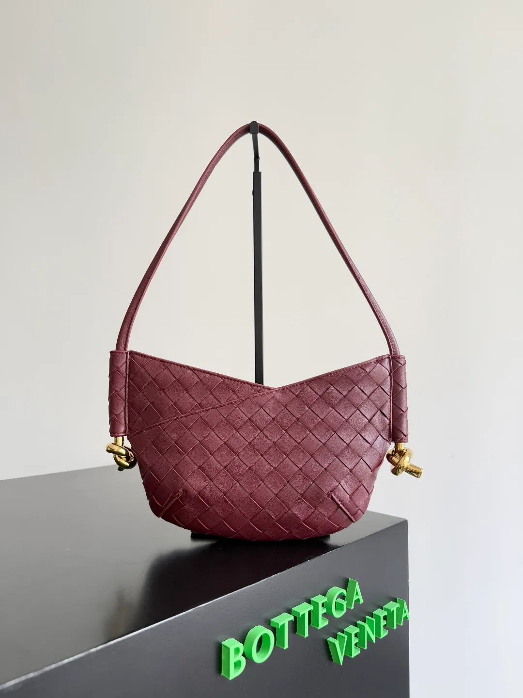 Batch 1660 BVMini Solstce's latest armpit bag, with a relaxed feel in summer. It's really cute. Knot metal knots are decorated on both sides to add interest. BV's recent soul elements are not found in every bag. Compared with the other two sizes, this mini is more elegant and refined. Niche personality 🉑Salt🉑Sweet Style number: 796378 Size: 28*18*depth 5cm